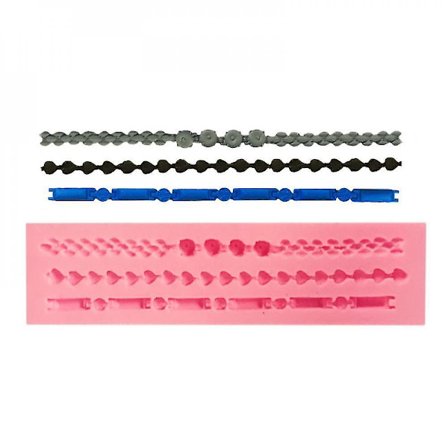 Lång hjärtformad kedja av form