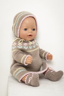 Strikkeoppskrift Dukkeklær, kjole, lue og sokker - Viking of Norway