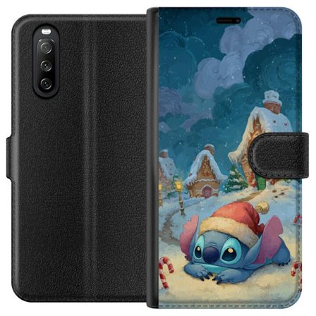 Sony Xperia 10 III Lommeboketui Stitch i en nisselue i en snødekket landsby med pepperkakehus, drømmende vinterstil perfekt for koselige julemotiver