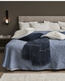 Sengeteppe ensfarget med jaqcuardvevd bladmønster Blå