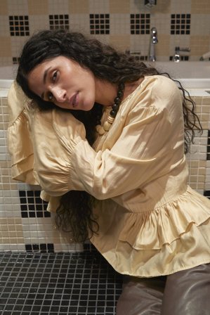 NA-KD - Bluse med volanger og volum - Bluser - Beige - EU 34