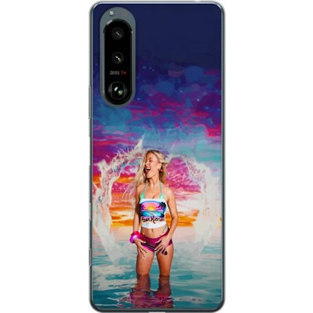 Kompatibelt Mobildeksel til Sony Xperia 5 III Blond kvinne i fargerik strandantrekk som leker i havet ved solnedgang