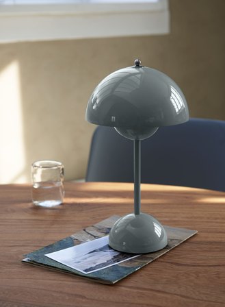 Flowerpot VP9 oppladbar bordlampe H30 - stone blue