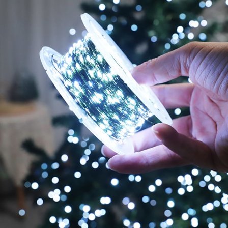 5m 50-LED Kallvitt Julgransslinga, Vattentät Grön Kabel, Fjärrkontroll Batterilåda