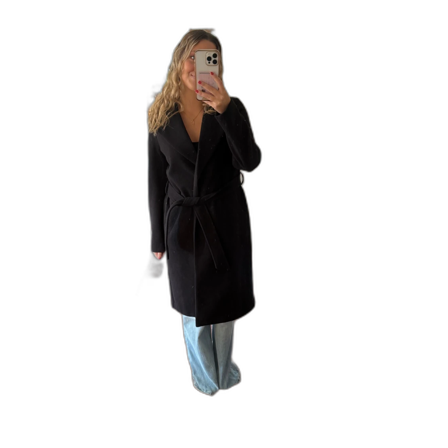 Svart kappa med bälte