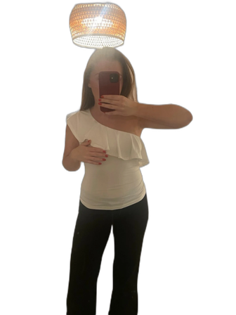 Vit oneshoulder topp med volang