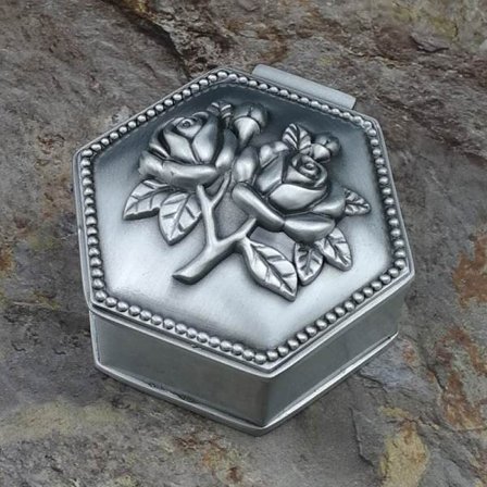 En (sølv, ca. 6*6*3,5 cm) rose sekskantet liten smykkeskrin, C