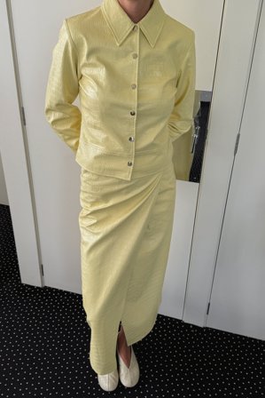 Lovisa Worge x NA-KD - Midiskjørt i PU med krokodillemønster - Skjørt i imitert skinn - Gull - EU 36