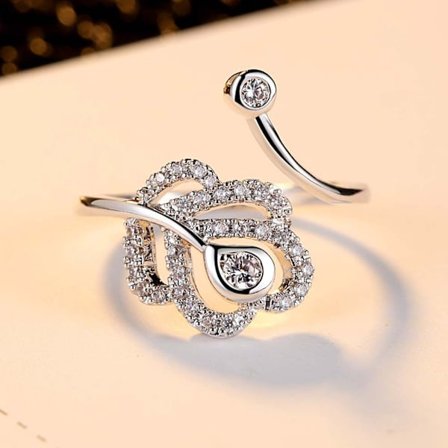 Vacker ring av hög kvalitet - strass