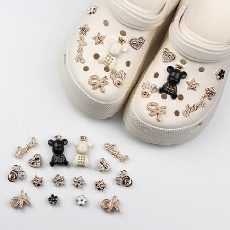 16 Crocs DIY-tilbehør i moderigtige havesko, tredimensionelle