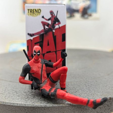 Mini Deadpool Bilpynt – Sjov Superhelte Instrumentbræt & Skrivebordsdekoration *Ligesom Deadpool*