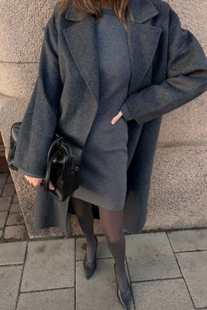 NA-KD Strick-Minikleid mit gepolsterten Schultern - Weihnachtskleider - Grau - M