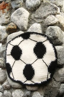 Strikkeoppskrift Sitteunderlag fotball - Svarta Fåret