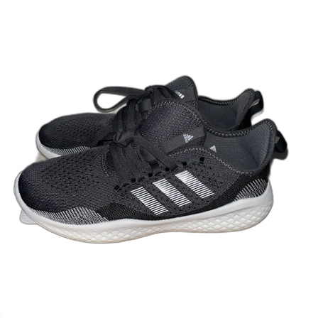 Svarta Adidas sneakers med vita ränder