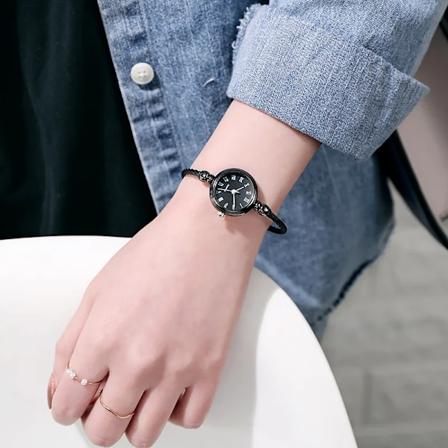 Yikaze Kvinnor Klockor Liten Guld Armband Titta På Rostfritt Stål Retro Ladies Kvarts Armbandsklocka Modeklänning Bevakt Roma Black-black