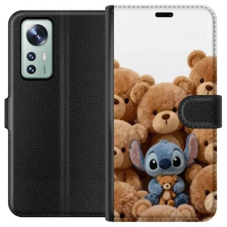 Kompatibel Tegnebogsetui til Xiaomi Xiaomi 12 Sød og sikker illustration med Stitch omgivet af bamser, der skaber en varm og legende følelse for bø