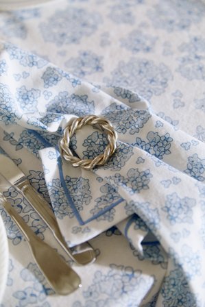 Lexington Blommönstrad servett i ekologisk bomull, blå/vit