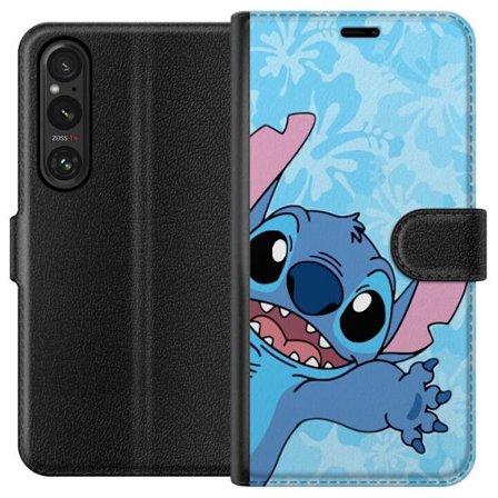 Kompatibelt Lommeboketui til Sony Xperia 1 V Leken illustrasjon av Stitch som strekker seg mot kameraet på lyseblå blomstret bakgrunn