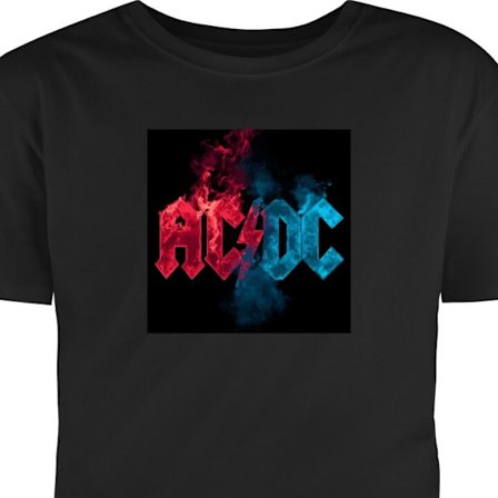 T-Shirt ACDC-logo i delt rød og blå ild- og røkstil mot svart bakgrunn med kraftig rockestetikk og høy kontrast