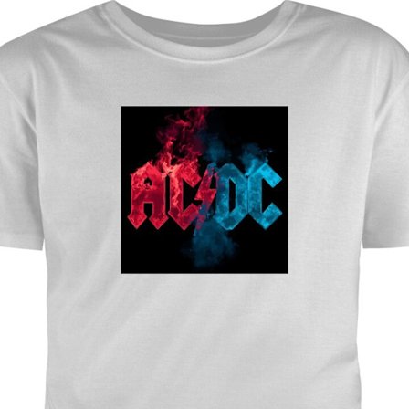 T-Shirt ACDC-logo i delt rød og blå ild- og røkstil mot svart bakgrunn med kraftig rockestetikk og høy kontrast