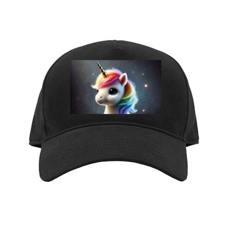 Kasket Siddende enhjørning med regnbuehår i blødt lys, stjerner i baggrunden og eventyrlig følelse i charmerende fantasy illustration