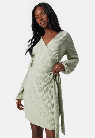 Bubbleroom - Pleated Wrap Short Dress - Dusty green - Kläder Omlottklänning