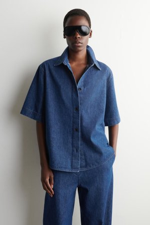COS Damen Kastenförmiges Jeanshemd Mit Kurzen Ärmeln - Blau