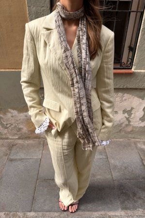 Kristine Bennigsen x NA-KD - Figursydd blazer i lyocellblanding - Blazere - Gull - EU 34