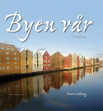 Byen vår - Bok av Sverre Lilleeng - Hardback