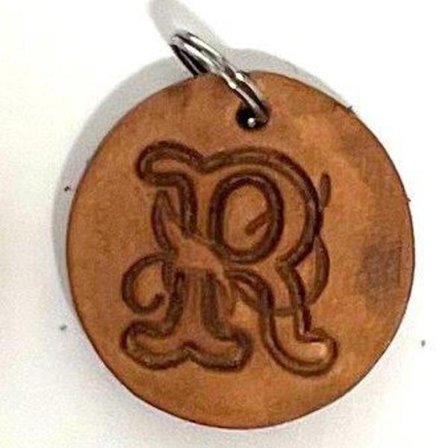 Handgjort hänge med bokstav av tärnsjö läder