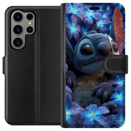 Kompatibelt Lommeboketui til Samsung Galaxy S23 Ultra Stitch i en blå blomstereng med myke farger og drømmende Disney-følelse, der Stitch sitter om