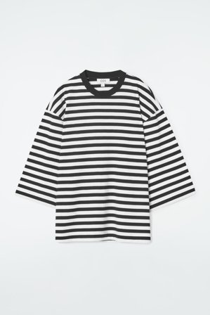 COS Frauen Trapezförmiges Lockeres T-Shirt in Schwarz