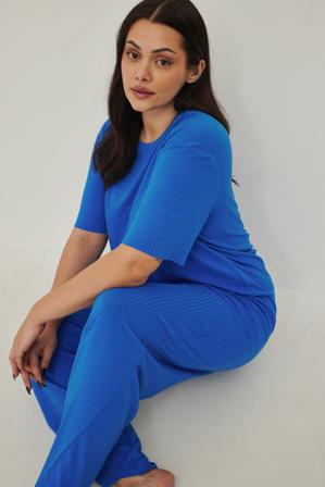 NA-KD Tee-shirt côtelé à bord brut en matière recyclée - Grande taille - Bleu - EU 50