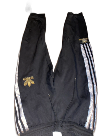 Adidasbyxor och skorta