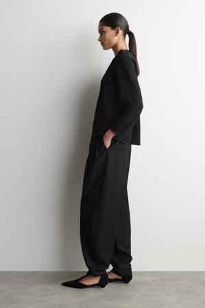 COS Women's Blusa Plisada Maxivolumen in Negro