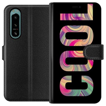 Kompatibel Tegnebogsetui til Sony Sony Xperia 5 IV Modern typografisk kunst med ordet LOVE i flydende regnbuefarver mod sort baggrund, der skaber en s