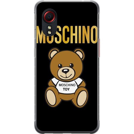 Kompatibelt Mobilskal till Samsung Samsung Galaxy Xcover 5 Moschino-inspirerad nallebjörn med text på tröjan, centrerad mot svart bakgrund med tydl