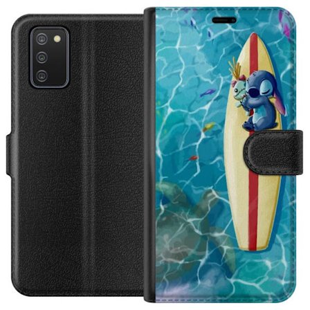 Kompatibel Tegnebogsetui til Samsung Galaxy A02s Afslappende illustration af Stitch der hviler på et surfbræt i klart turkisfarvet vand