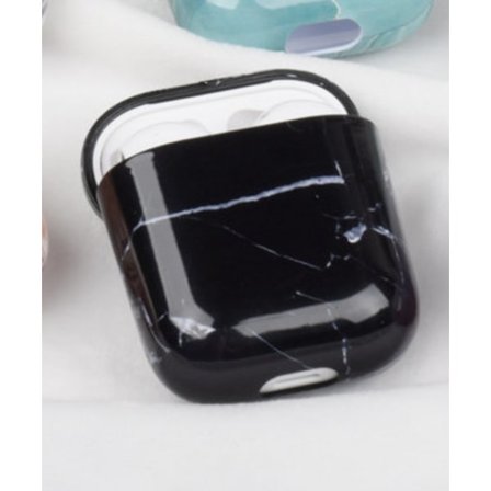 Skydd för Airpods-fodral i svart med vita marmormönster.