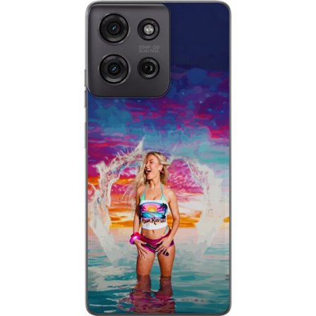 Kompatibel Mobilcover til Motorola Moto G75 Blond kvinde i farverigt strandtøj, der leger i havet ved solnedgang