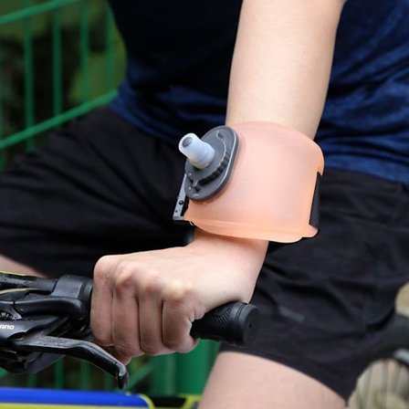 Håndholdt vandflaske til løb, 200 ml cykelvandflaske med justerbar håndledsrem, genanvendelig lækagesikker silikone sportsdrikkeflaske