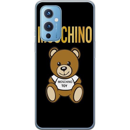 Kompatibelt Mobilskal till OnePlus OnePlus 9 Moschino-inspirerad nallebjörn med text på tröjan, centrerad mot svart bakgrund med tydlig mode- och p