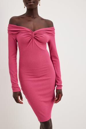 NA-KD Trend Robe courte torsadée à épaules dénudées - Robes bustier - Rose - Medium