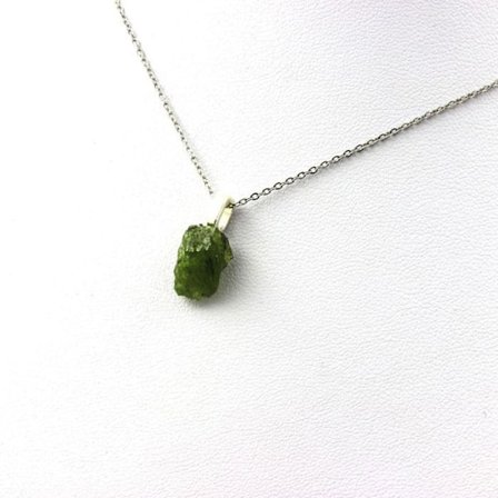 Sten og mineraler. Rå Tsavorite granat halskæde. 7,49 ct. Manyara-regionen, Tanzania.