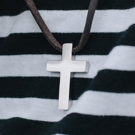 Collana in pelle con pendente argentato a forma di croce per uomini - Collane in pelle
