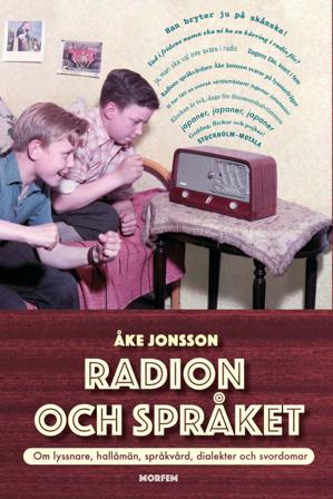 Radion och språket : om lyssnare, hallåmän, språkvård, dialekter och svordomar - Bok av Åke Jonsson - Kartonnage