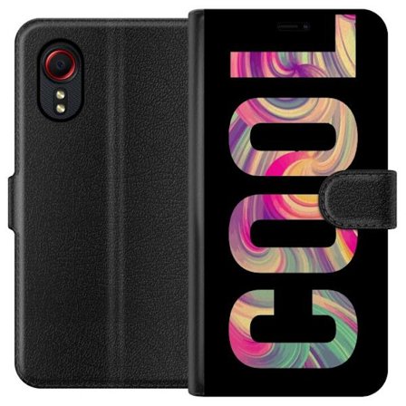 Kompatibel Tegnebogsetui til Samsung Samsung Galaxy Xcover 5 Modern typografisk kunst med ordet LOVE i flydende regnbuefarver mod sort baggrund, der s