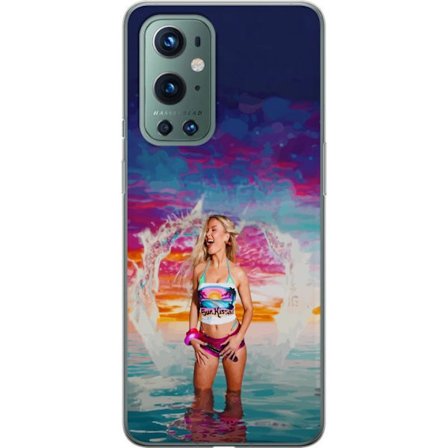 Kompatibelt Mobildeksel til OnePlus 9 Pro Blond kvinne i fargerik strandantrekk som leker i havet ved solnedgang