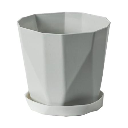 Muovista valmistetut istutusruukut, valikoima kukka- ja taimiruukkuja taimitarhalle