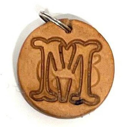 Handgjort hänge med bokstav av tärnsjö läder